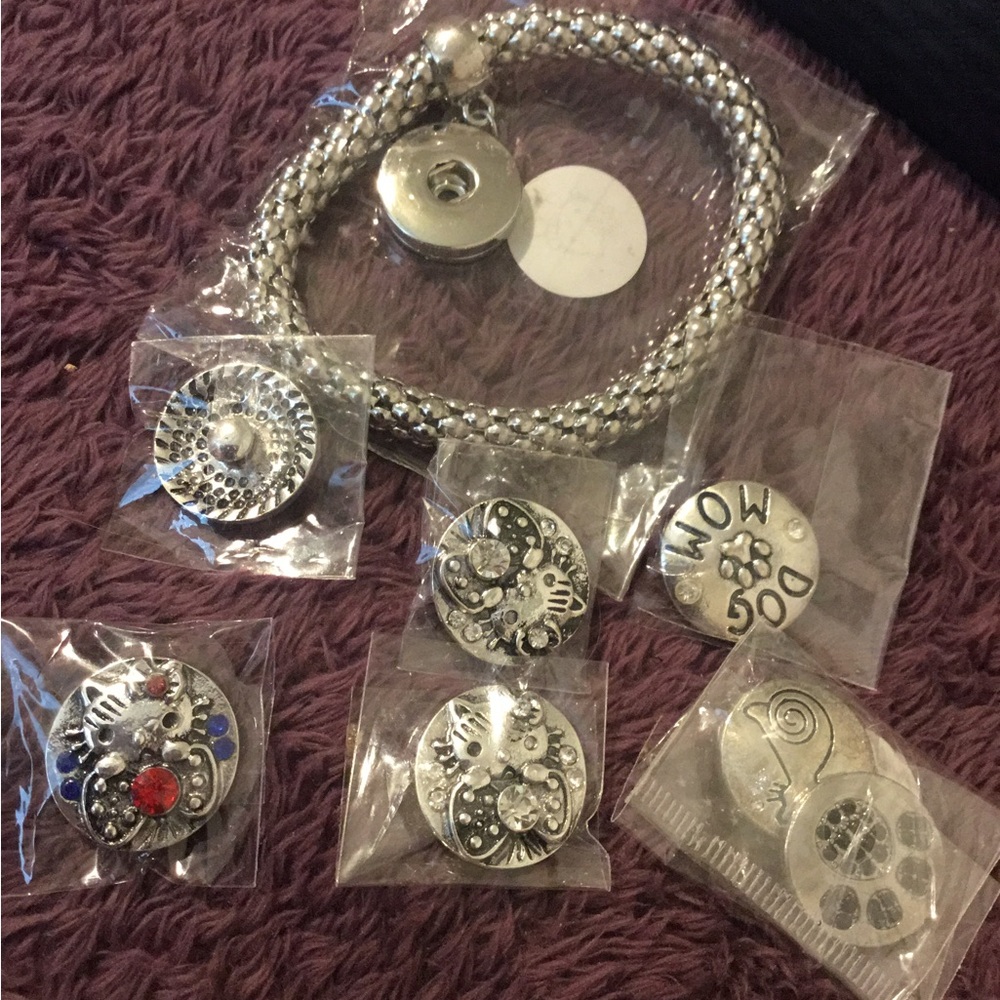Adorable NEW  Hello Kitty Silver Toned Fashion Charm Bracelet With Charms